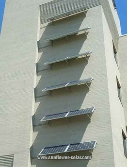 a set of photovoltaic panels mounted on the south wall of a college classroom building ein Satz von Photovoltaik-Paneelen, die an der Südwand eines Hochschulklassenzimmers montiert sind