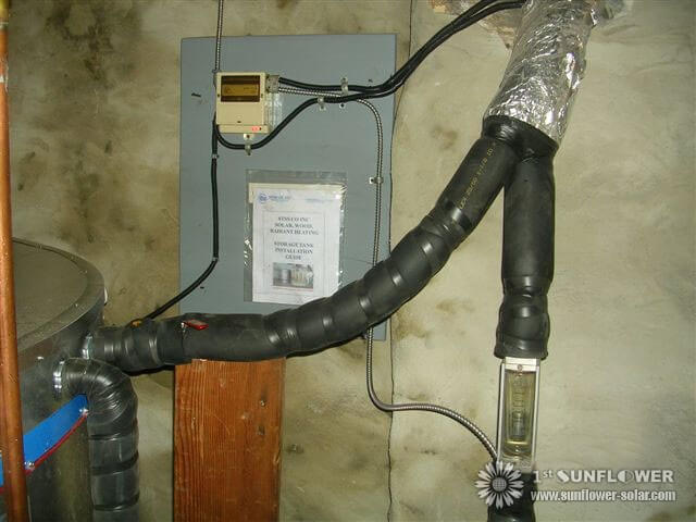 Installation von Sanit&auml;r- und Lagertanks f&uuml;r Solarheizungssystem