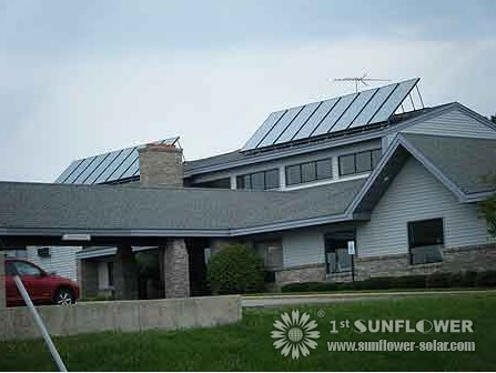 ein Satz von Solarwarmwasserbereiter-Kollektoren auf dem Dach eines Motels