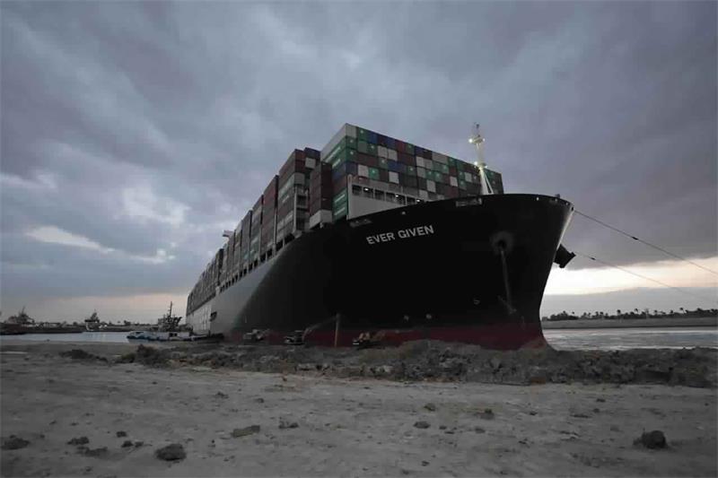 Wie der Suezkanalfrachter aus Schwierigkeiten herauskommt