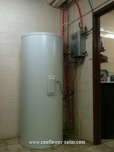 &Uuml;berblick &uuml;ber den Split-Wassertank und die Arbeitsstation f&uuml;r das Heizsystem mit Solarkollektor